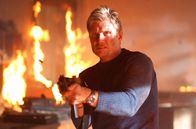 Direct Contact – Mike (Dolph Lundgren) klar wird, dass er einem Haufen leerer Versprechungen aufgesetzt ist, schlägt er gnadenlos zurück ...