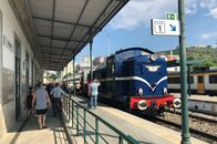alpha-expedition: Eisenbahn-Romantik – Einfahrt Mira Douro in Peso da Régua. Die Kleinstadt am Douro ist das Zentrum der Weinproduktion.