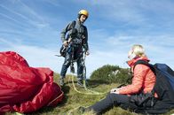 Der Bergdoktor – Sebastian Kimmerle (Axel Schreiber) will seiner großen Liebe Cora (Teresa Weißbach) ein dunkles Geheimnis beichten.