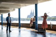 SOKO Köln – Hauptkommissar Matti Wagner (Pierre Besson, l.) erzählt Pola Huth (Alissa Jung, r.), dass ihr Mann seine Zeugenaussage vor Gericht plötzlich zurückgezogen hat. Schon kurze Zeit später wird dieser tot aufgefunden.