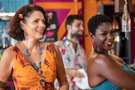 Death in Paradise – Catherine Bordey (Elizabeth Bourgine, l.) und Darlene Curtis (Ginny Holder, r.) erleben gemeinsam den ersten Live-Auftritt der Sängerin Babette Francois nach 30 Jahren. Vor allem Darlene Curtis ist als leidenschaftlicher Fan von der Darbietung begeistert.