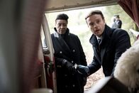 Ellis – Ellis (Sharon D Clarke) und Harper (Andrew Gower) untersuchen das Wohnmobil, mit dem das tote Paar unterwegs war.