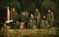 The Last Man on Earth – (v.l.n.r.) Todd (Mel Rodriguez), Jasper (Keith L. Williams), Melissa (January Jones), Carol (Kristen Schaal), Phil (Will Forte), Erica (Cleopatra Coleman) und Gail (Mary Steenburgen)