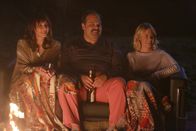 The Last Man on Earth – Findet Todd (Mel Rodriguez, M.) eine Lösung für sein Frauenproblem mit Gail (Mary Steenburgen, l.) und Melissa (January Jones, r.)?