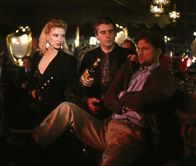 Diese Drombuschs – 21. Dr. Wollinski Thomas Schücke, re.) kommt betrunken in die Maxim-Bar, um Marion um Verzeihung zu bitten. Der Rausschmeißer (Peter Hick, Mi.) nimmt sich seiner an.
