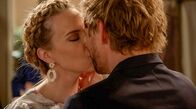 Rote Rosen – Amelie (Lara-Isabelle Rentinck) und Jorik (Remo Schulze) geben im Heidepaarwettbewerb alles und gewinnen zu ihrer eigenen Überraschung! Im Siegesrausch können sie nicht anders und versinken in einem leidenschaftlichen Kuss.