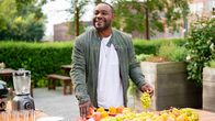 Nelson Müller – Nelson Müller schlägt einen Weg durch den Zucker-Dschungel: Was ist gut für uns, wie viel Zucker ist gesund, und wie ernähren wir uns richtig? Der Zucker-Kompass gibt die Antworten.