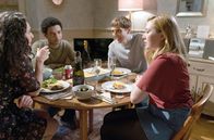 Life – Liam (Joshua James, 2.v.r.) legt es beim Doppeldate zwischen Andy (Calvin Demba, 2.v.l.), Gaby (Rebecca Hesketh-Smith, li.) und Hannah (Melissa Johns, re.) und ihm ganz schön darauf an, Andy in der Gruppe bloßzustellen.