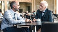 Contra – Universitätspräsidenten Lambrecht (Ernst Stötzner, re.) hat einen Auftrag für Juraprofessor Richard Pohl (Christoph Maria Herbst, li.).