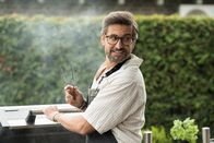 neoriginal: Like a Loser – Guideon (Tom Beck) zeigt sich beim Grillen von seiner besten Seite: Zwischen Perfektion und Charisma hat er alles im Griff – sehr zum Frust von Julian.