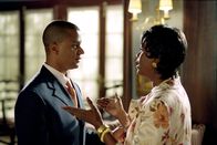 Gilmore Girls – Als plötzlich Michels (Yanic Truesdale, l.) Mutter Gisele (Janet Hubert, r.) in Stars Hollow auftaucht ist er geschockt und Lorelai macht es mit einer unüberlegten Bemerkung nicht besser ...