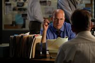 Mayday - Alarm im Cockpit – Flugunfallermittler John Delisi (gespielt von Darrin Baker) sieht mit anderen Ermittlern die Akten des Kapitäns durch. (Bildnachweis: Cineflix/Darren Goldstein)