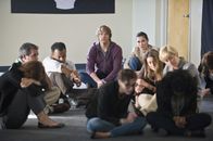 Navy CIS: L.A. – Gemeinsam versuchen sie, die Terroristen, die ein Bürogebäude mit Geiseln eingenommen haben, zu stoppen, in dem sie sich heimlich unter die Geiseln mischen: Kensi (Daniela Ruah, hinten r.) und Deeks (Eric Christian Olsen, hinten l.) ...