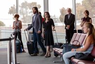 Destination Wedding – Frank (Keanu Reeves, 2.v.l.); Lindsay (Winona Ryder, 3.v.l.)
