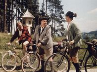 Immer die Radfahrer – Kräftig in die Pedale treten: Die 3 ehemaligen Schulkameraden Fritz Eilers (Heinz Erhardt, Mitte), Ulrich Salandt (Hans-Joachim Kulemkampff, li.) und Johannes Büttner (Wolf Albach-Retty).