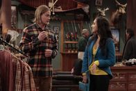 Last Man Standing – Mandy (Molly Ephraim, r.) bekommt mit, dass Kyle (Christoph Sanders, r.) die Arbeit für ihren Freund mit erledigen muss, weil der keinen Bock darauf hat. Das hat Konsequenzen ...