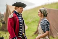 Outlander - Die Highland-Saga – Sam Heughan (Jamie Fraser), Caitriona Balfe (Claire Randall Fraser).