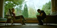 Parfum – Ermittler Jens Brettschneider (Marc Hosemann, r.) ist zur Ermittlungszwecken in der Praxis von Lydia Suchanow (Susanne Wuest, l.). Die Unterhaltung schlägt eine private Richtung ein.