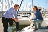 Die Rosenheim-Cops – Kommissar Hansen (Igor Jeftić, l.) nimmt Segelbootbesitzer Manfred Seiler (Jörg Pintsch, r.) unter die Lupe.