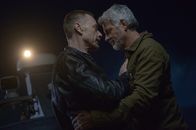 The Exorcist – Als Marcus (Ben Daniels, l.) den Wissenschaftler Peter (Christopher Cousins, r.) auf einer Naturerkundungstour begleitet, lernt Marcus nicht nur Interessantes über die Vergangenheit der Insel ...