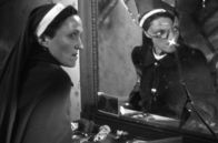 Der Rabe – Die Krankenschwester Marie Corbin (Héléna Manson) wird lange zu Unrecht verdächtigt, der Rabe zu sein.
