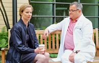 In aller Freundschaft – Hans-Peter Brenner (Michael Trischan) kann erst einmal Entwarnung geben. Bei dem kleinen Sohn von Manja Arnold (Teresa Weißbach) sind keine Verletzungen von dem Sturz zu finden. Manja erzählt Hans-Peter, dass ihr Sohn Benno Astronaut werden möchte und komplett in diese Welt verschwindet. Das wiederum liegt daran, dass Manjas Ex-Mann in der Raumfahrt arbeitet und auch er ist in eine völlig andere Welt abgetaucht. Manja und ihren gemeinsamen Sohn hat er "abgekoppelt". Brenner bittet Manja, noch ein wenig länger in der Klinik zu bleiben, da er noch auf die Ergebnisse einer Blutuntersuchung wartet.
