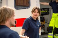 Watzmann ermittelt – Stationsleiterin Bertha (Vanessa Jung, r.) hört Bruno (Timo Gasteger, l.) genau zu, während er von seinem Unfall mit dem Rettungswagen erzählt. Nicht alles passt zusammen.