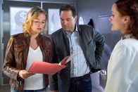 Die Rosenheim-Cops – Die Kommissare Winter (Vanessa Eckart, l.) und Aubinger (Thomas Birnstiel, M.) sind gespannt, ob die Untersuchungsergebnisse von Pathologin Sandra Mai (Sina Wilke, r.) sie auf eine neue Spur bringt.