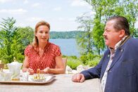Die Rosenheim-Cops – Cosima Tauber (Caroline Beil, li.) gibt gegenüber Kommissar Hofer (Joseph Hannesschläger, re.) vor, nichts mit der Tat zu tun zu haben.