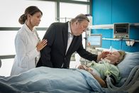 Notruf Hafenkante – Dr. Jasmin Jonas (Gerit Kling, l.) leistet Sven Jacobs (Hansjürgen Hürrig, M.) Beistand, als er sich von seiner hirntoten Frau (Komparsin) verabschiedet.
