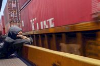 This Train I Ride – Der alltägliche Kontakt mit Metall auf den Güterzügen hat Christina dazu inspiriert, Schweißerin zu werden.