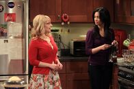 The Big Bang Theory – Penny benutzt Bernadette (Melissa Rauch, l.), um Leonard und Priya (Aarti Mann, r.) auszuspionieren. Doch geht das gut?; Penny benutzt Bernadette (Melissa Rauch, l.), um Leonard und Priya (Aarti Mann, r.) auszuspionieren. Doch geht das gut?