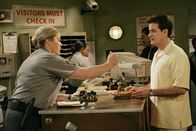 Two and a Half Men – Gefängniswärterin (Diane Delano, l.); Charlie Harper (Charlie Sheen, r.)
