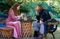 Große Mythen aufgedeckt – Siegfried (Moritz Stephan, r.) und Kriemhild (Anja Antonowicz, l.) stehen für ein völlig neues Liebesideal im Hochmittelalter: die höfische Liebe.