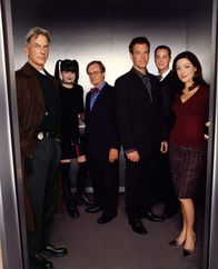 Navy CIS – (3. Staffel) - Untersuchen Verbrechen, die auf irgendeine Weise mit der US-Navy oder dem Marine Korps zu tun haben. Leroy Gibbs (Mark Harmon, l.), Dr. Donald Mallard (David McCallum, 3.v.l.), Abby Sciuto (Pauley Perrette, 2.v.l.), Anthony DiNozzo (Michael Weatherly, 3.v.r.), Jenny Shepard (Lauren Holly, r.) und Tim McGee (Sean Murray, 2.v.r.) ...