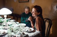 Bohnenstange – Die schüchterne Ija (Viktoria Miroschnitschenko, li.) und die selbstbewusste Mascha (Vasilisa Perelygina, re.) sitzen zusammen am Tisch.