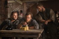 Black Sails – Leider kommt Ned Low (Tadhg Murphy, l.) dahinter, dass Meeks (Brendan Murray, 2.v.l.) bei Eleanor war und warum ...