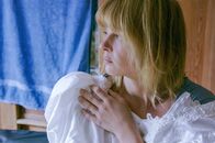 Idioten der Familie – Heli (Jördis Triebel) will endlich ein neues Leben beginnen. Eine Hochzeit scheint ihr Ticket in die Freiheit zu sein.