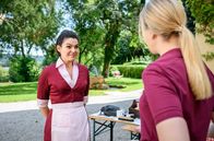 Sturm der Liebe – Shirin (Merve Ã‡akÄ±r, l.) bittet Selina (Katja Rosin, r.) um einen Nebenjob auf dem GestÃ¼t. Â