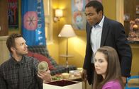 Community – Weil der Summer kaputt ist, beschließen Troy (Donald Glover, M.) und seine Freunde (Joel McHale, l. und Alison Brie, r.), den Würfel entscheiden zu lassen, wer runtergehen und die bestellten Pizzen entgegennehmen muss ...