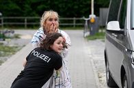 WaPo Bodensee – Mechthild Fehrenbach (Diana Körner, h.) ist entsetzt, sie beobachtet das Geiseldrama um das WaPo-Team. Julia Demmler (Wendy Güntensperger, l.) versucht sie zu beruhigen.