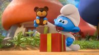 Die Schlümpfe – Gargamel schenkt Baby einen Teddy, mit dem er die Schlümpfe beobachten kann.