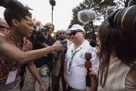 Der Fall Richard Jewell – Plötzlich Held und Medienstar: Paul Walter Hauser (mit Mütze) als Richard Jewell mit unidentifizierten Nebendarstellern