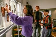 Der Alte – Annabell Lorenz (Stephanie Stumph, l.), Caspar Bergmann (Thomas Heinze, M.) und Julia Lulu Zhao (Yun Huang, r.) tragen ihre bisherigen Erkenntnisse zusammen.