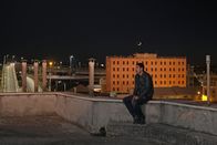 Standing Tall – Valerio (Alessandro Gassmann) wohnt vorübergehend bei seinem Bruder und seiner Schwägerin und zieht sich manchmal aufs Hausdach zurück.