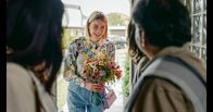neoriginal: Deadlines – Franzi (Llewellyn Reichman, M.) überreicht den Eltern ihrer Freundin Blumen als Gast-Geschenk.