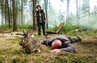 Rentnercops – Die Försterin (Britta Dirks, li.) findet die Leiche eines Mannes an einer ausgebrannten Feuerstelle.