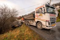 Ice Road Rescue - Extremrettung in Norwegen – A truck transporting asphalt in the new territory has been unlucky. While driving, the truck's trailer fell into a ditch. Thord arrives at the accident and becomes frustrated when he realizes he should have brought a bigger rescue vehicle for the towing. He has to call Tor Steinar for help, and it takes hours before Tor Steinar arrives. But time is off the essence: the truck is carrying wet, fluid asphalt, and they risk the asphalt will set and ruin the trailer. (National Geographic/ITV Studios Norway AS)
