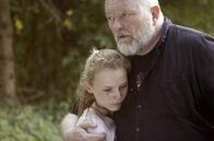 Cry Wolf – Aufgrund negativer Erfahrungen in der Vergangenheit geht Lars (Bjarne Henriksen) den Fall von Holly (Flora Ofelia Hofmann Lindahl) und Theo sehr vorsichtig an.