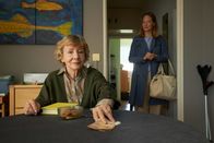 Stubbe - Tödliche Hilfe – Olga (Christine Schorn, l.) bekommt Besuch von Birgit Wellbrock (Tessa Mittelstaedt, r.).